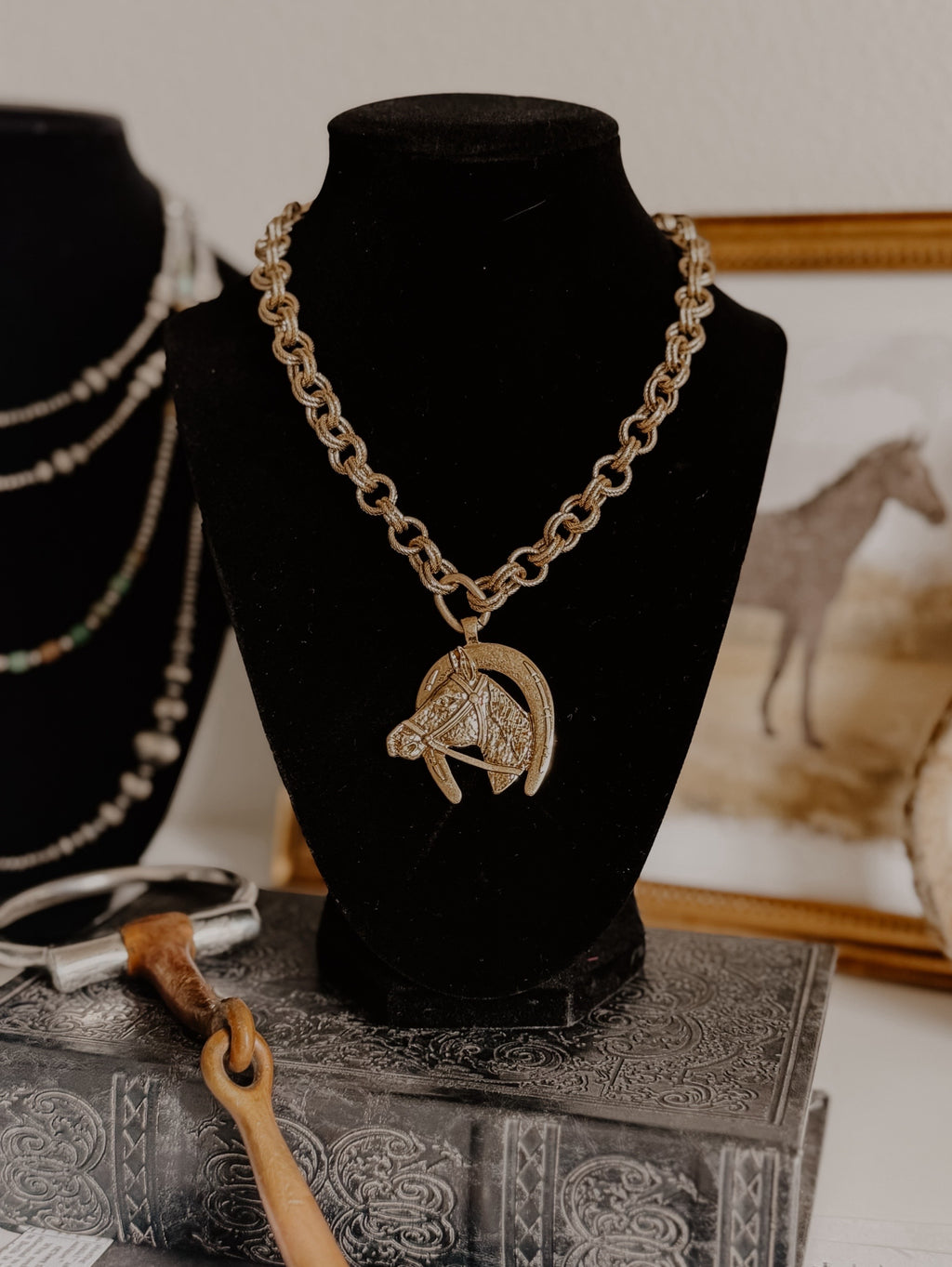 HORSESHOE PENDANT NECKLACE