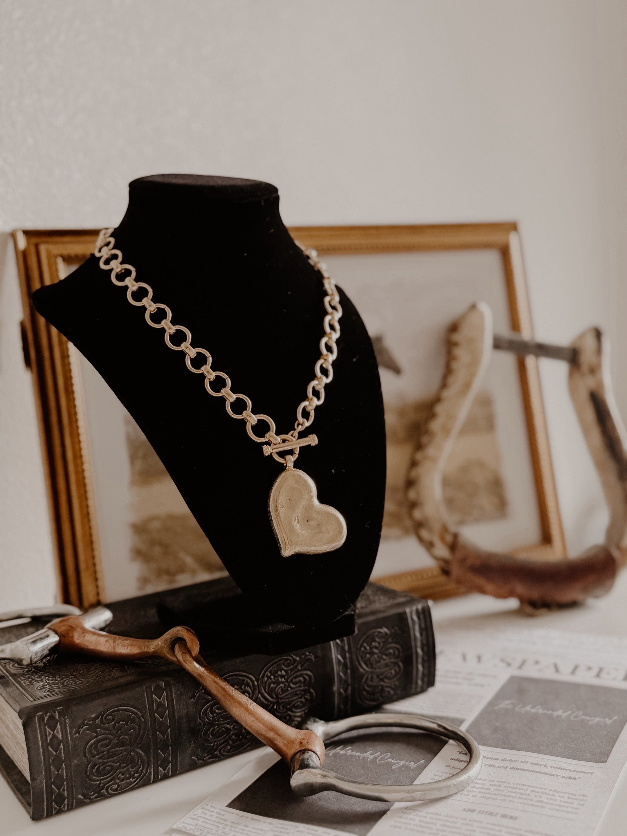 HAMMERED METAL HEART PENDANT NECKLACE