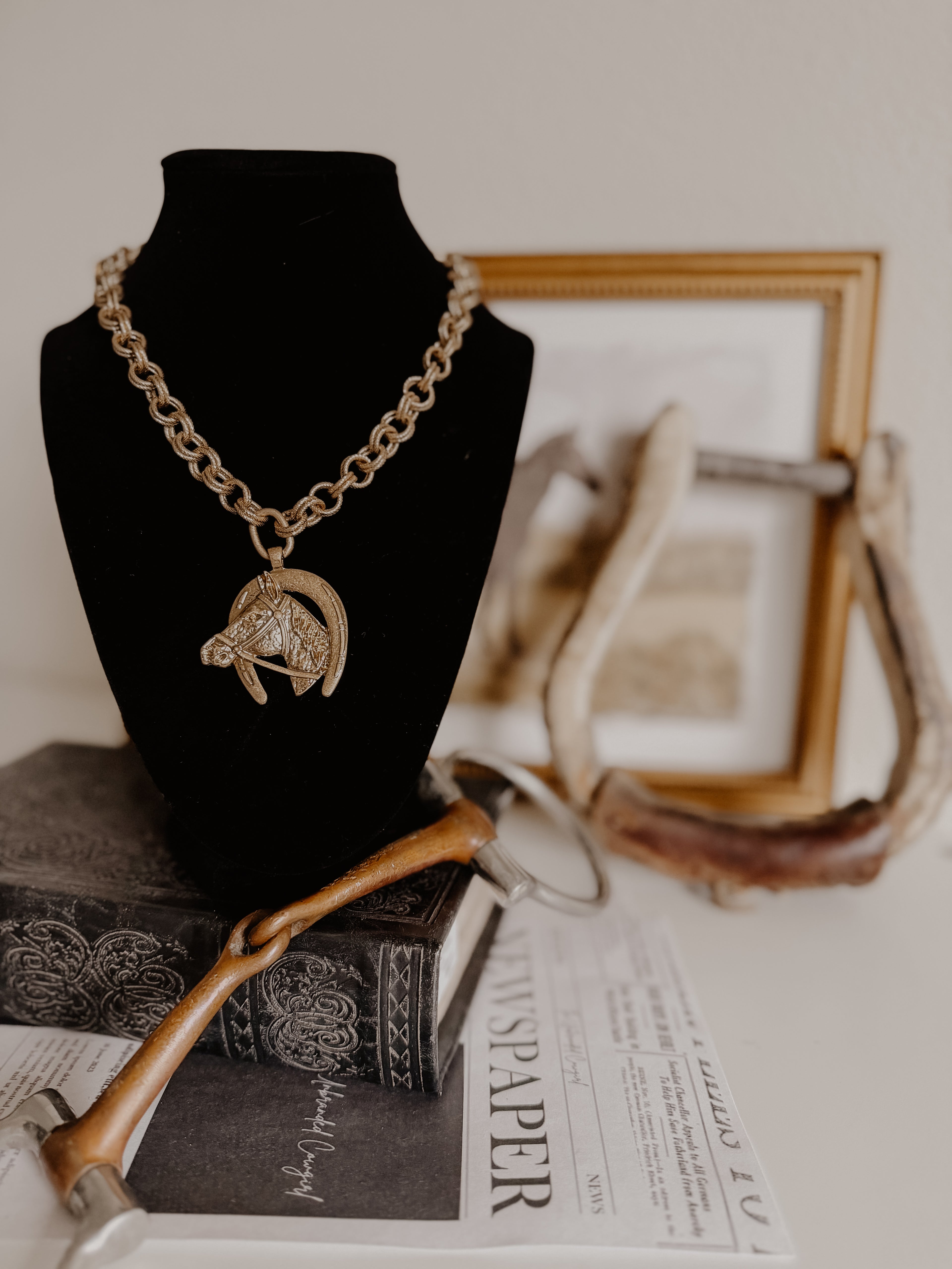 HORSESHOE PENDANT NECKLACE