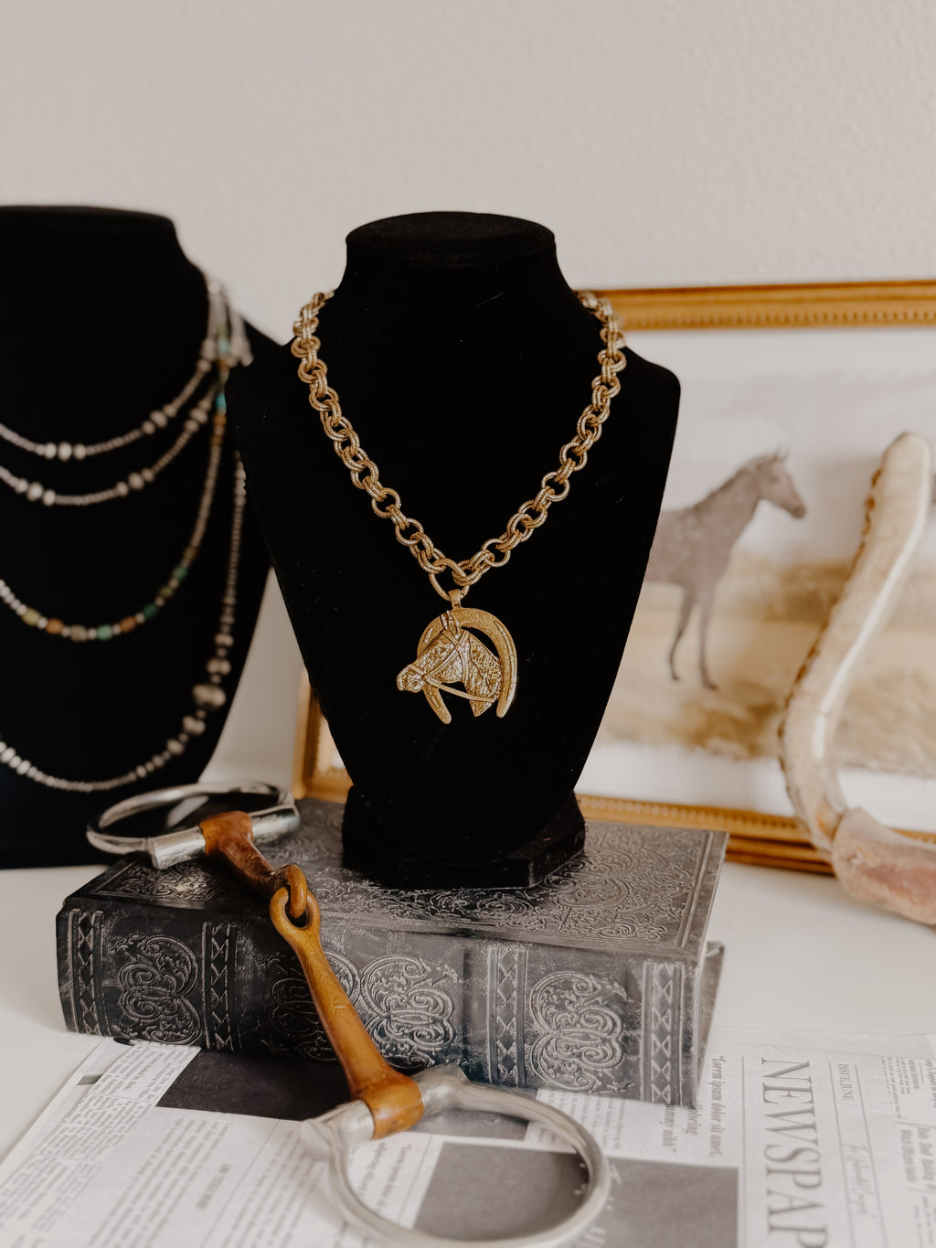 HORSESHOE PENDANT NECKLACE