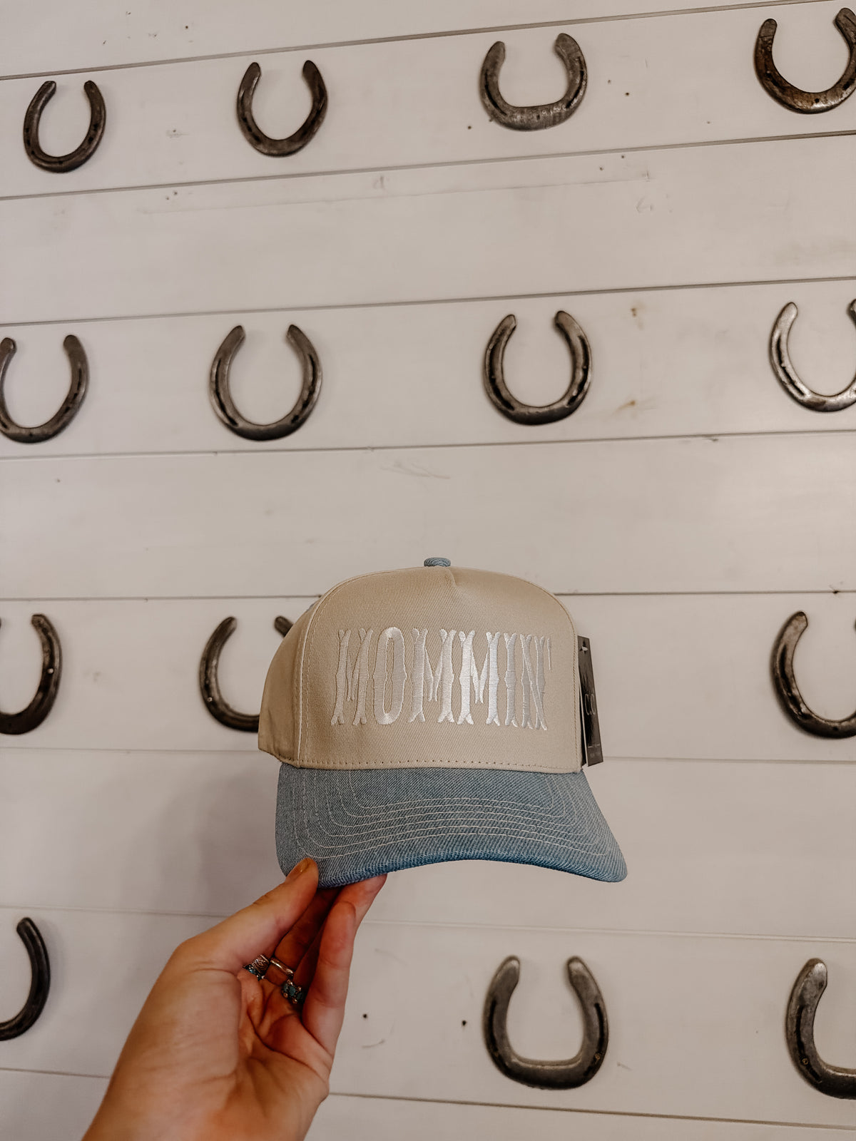 MOMMIN' TRUCKER HAT